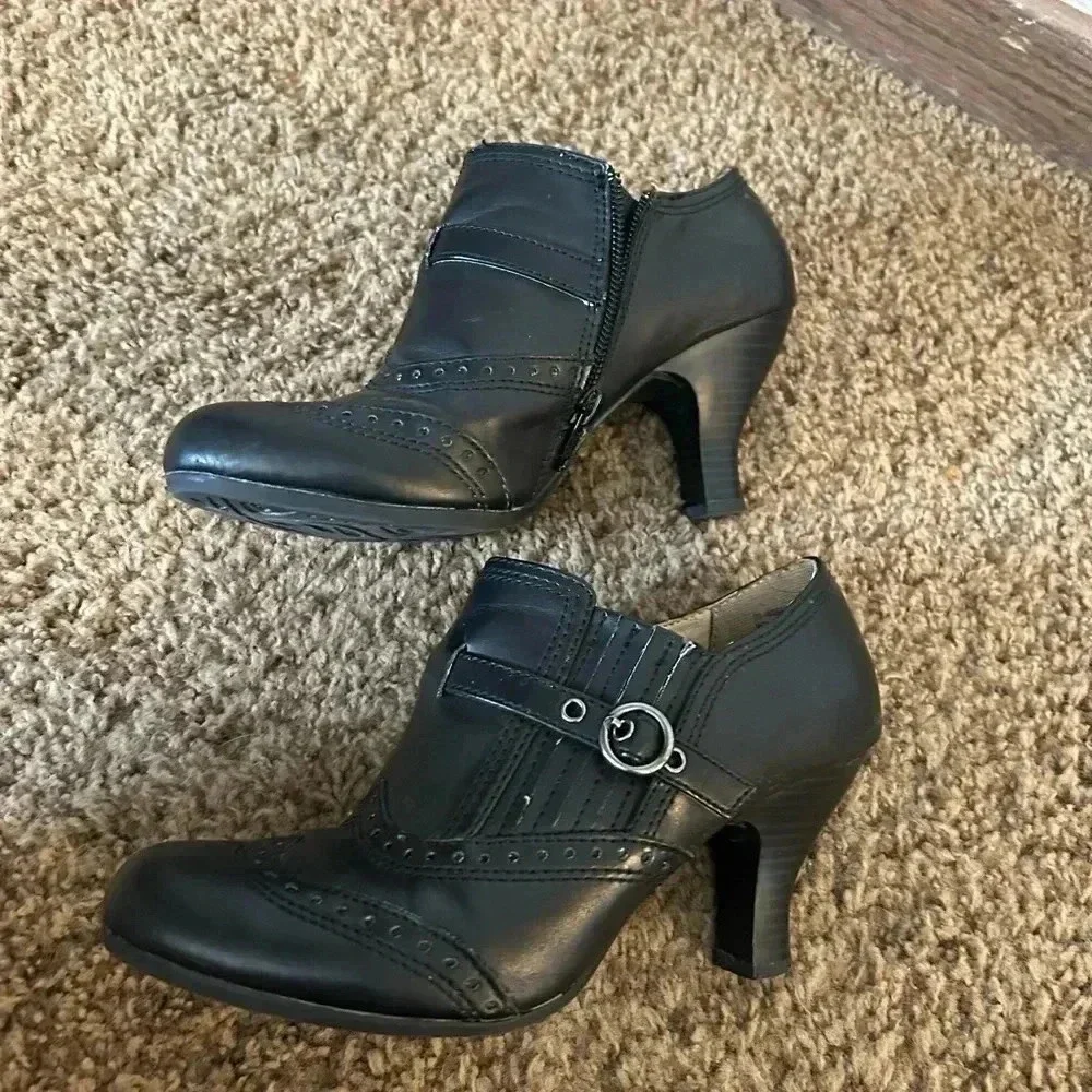 White Mountain Black Wingtip Brogue Ankle Booties Heel W36632 LADY Size 6.5 M‎